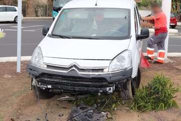 Una furgoneta se salta el bordillo e invade la glorieta de El Roque (Telde)/TA.